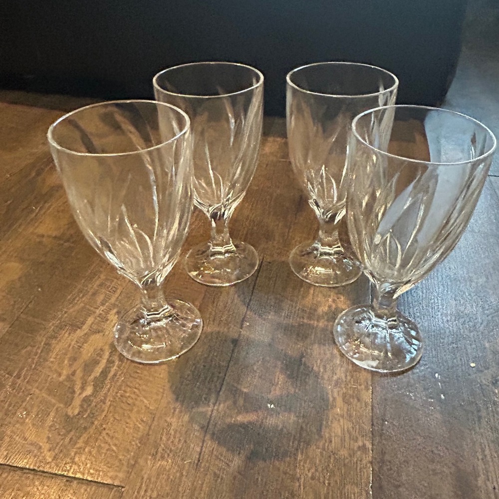 Noritake Breeze Clear All Purpose Goblet Set of 4 Swirl Optic Glassware 7 inch